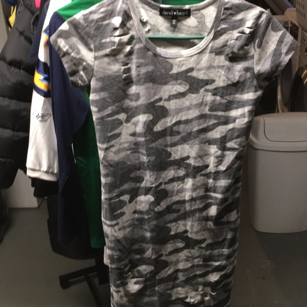 Derek Heart shirt size s